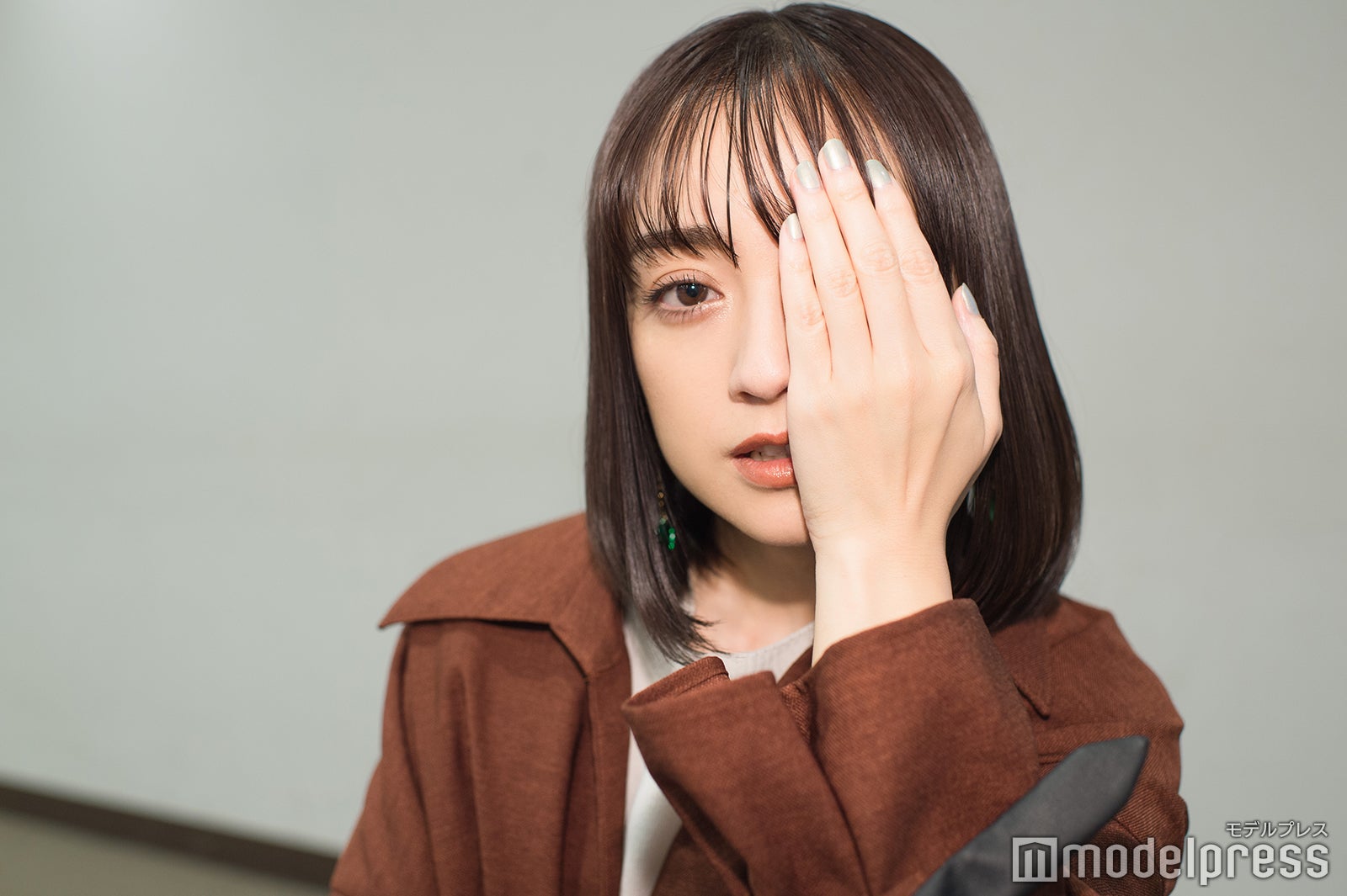 手のひらで収まりそうな圧倒的小顔（C）モデルプレス