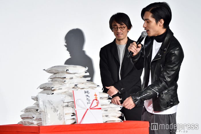 サプライズで運ばれてきたお米に「爆発とかせぇへん?」と怖気づく錦戸亮(C)モデルプレス