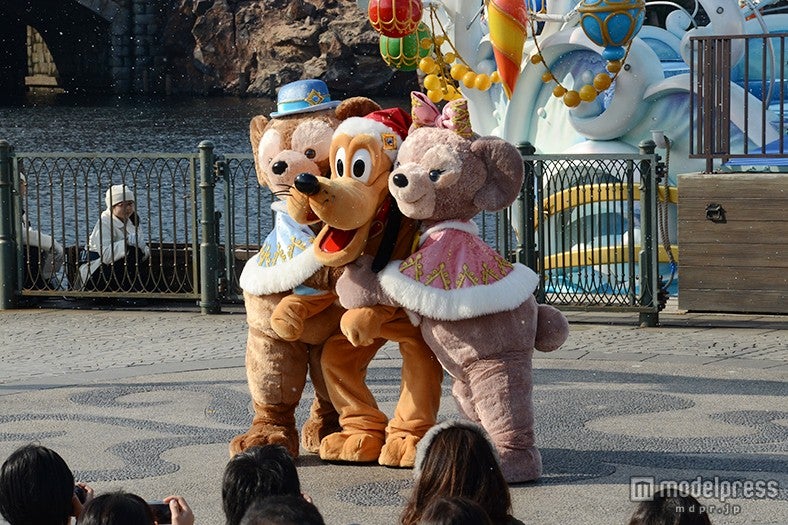 「カラフルホリデー・グリーティング」ダッフィーとシェリーメイに挟まれるプルート