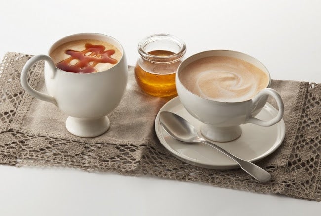 （写真左から）「＆TEA季節限定メープルロイヤルミルクティー」500円、「＆TEAハニーロイヤルミルクティー」480円／画像提供：タリーズコーヒージャパン