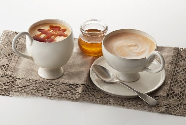 (写真左から)「&TEA季節限定メープルロイヤルミルクティー」500円、「&TEAハニーロイヤルミルクティー」480円/画像提供:タリーズコーヒージャパン