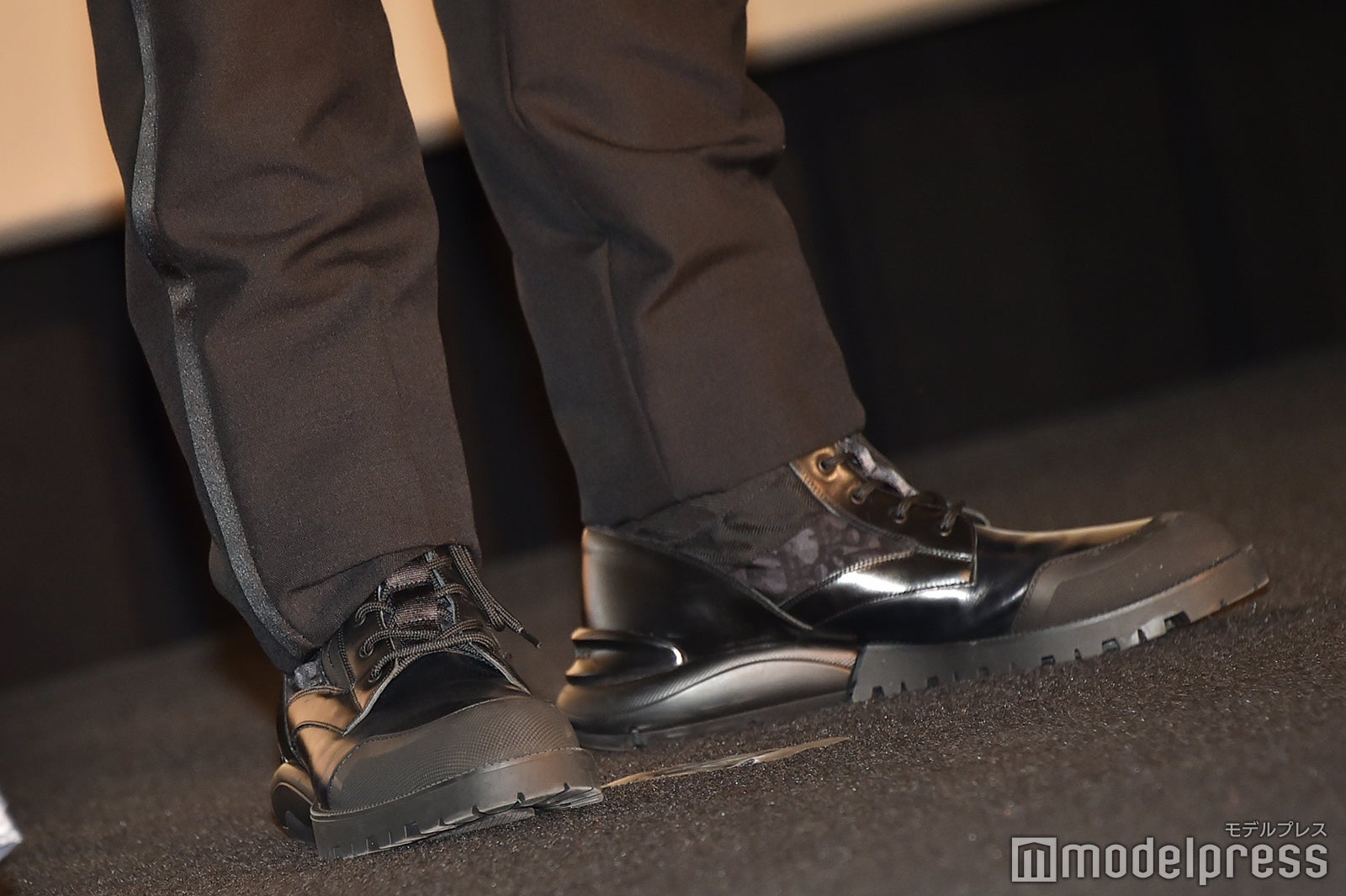 香取慎吾の足元 （C）モデルプレス
