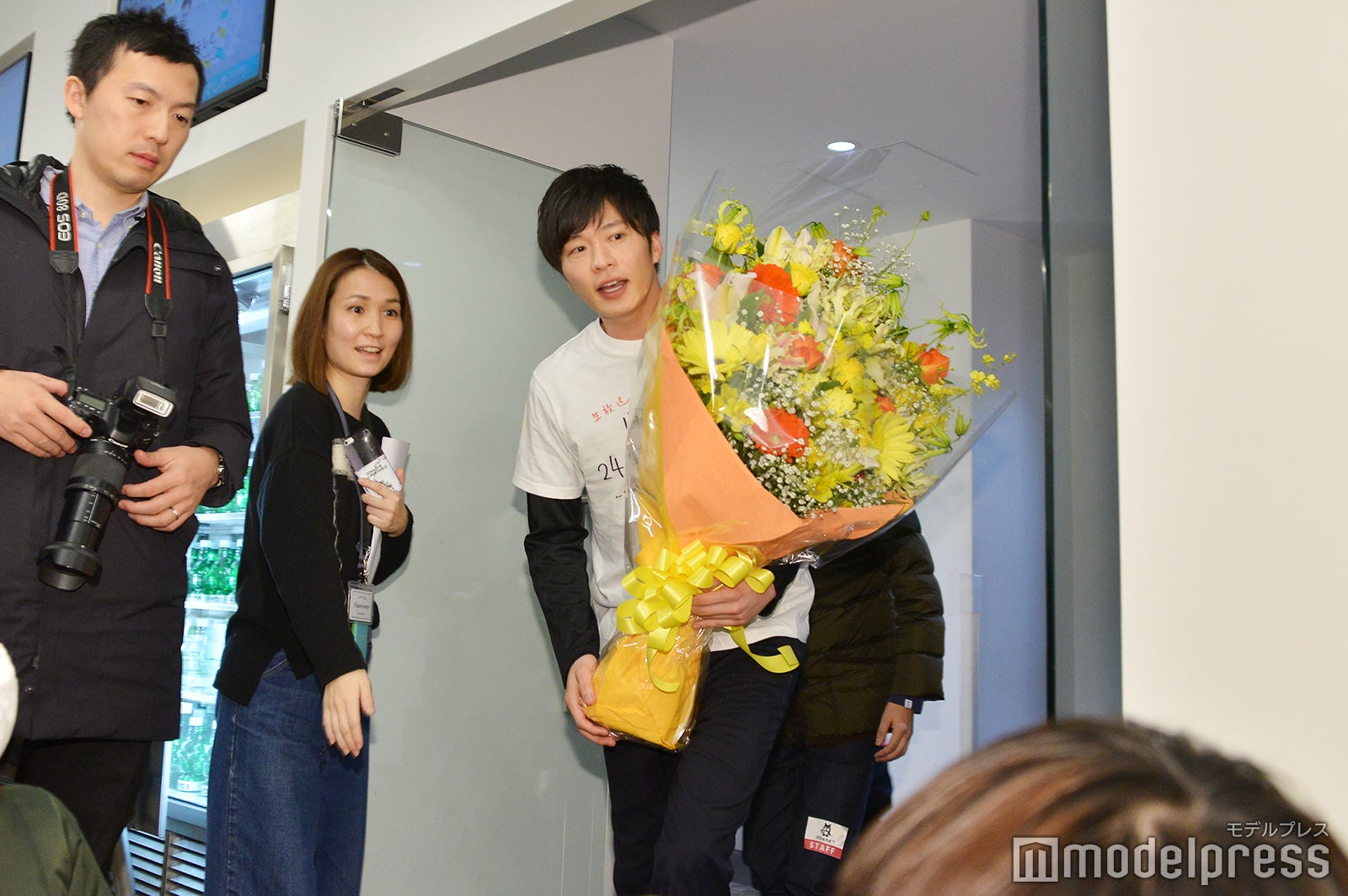 花束を持って報道陣の前に登場する田中圭（C）モデルプレス