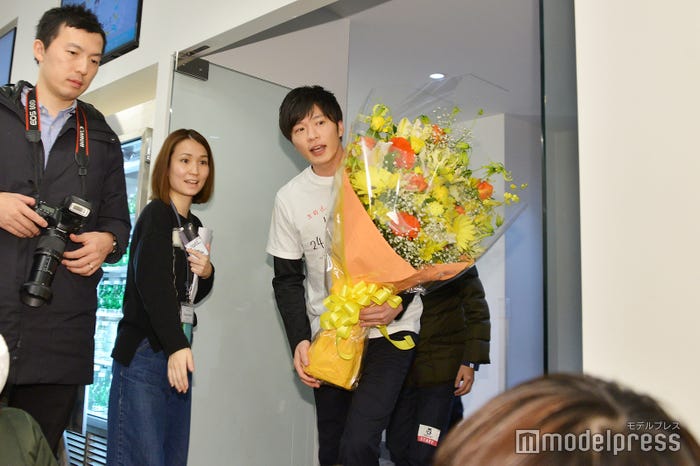 花束を持って報道陣の前に登場する田中圭(C)モデルプレス