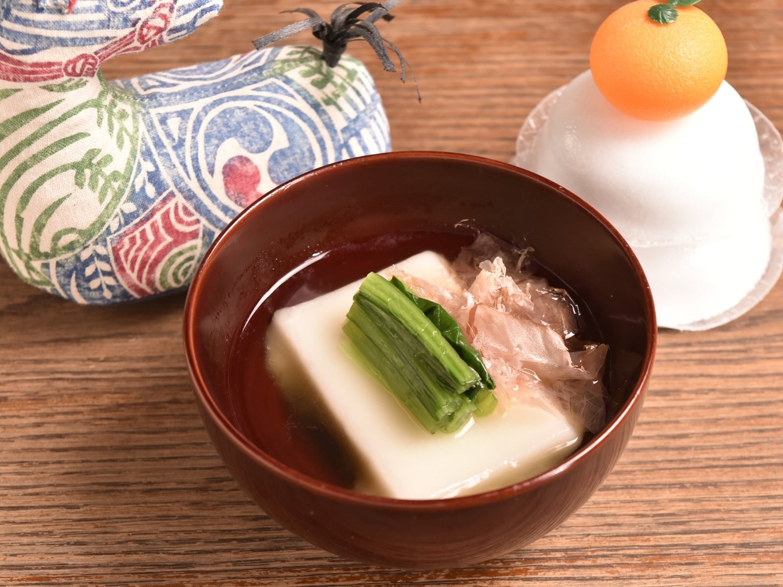 名古屋の雑煮は、すまし汁に角餅、もち菜、かつお節といたって質素