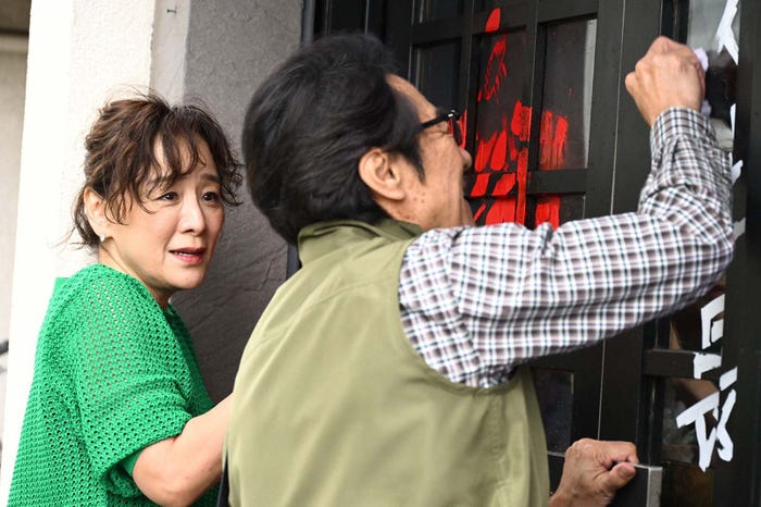 神野三鈴、大友康平 「マイファミリー」最終話より(C)TBS