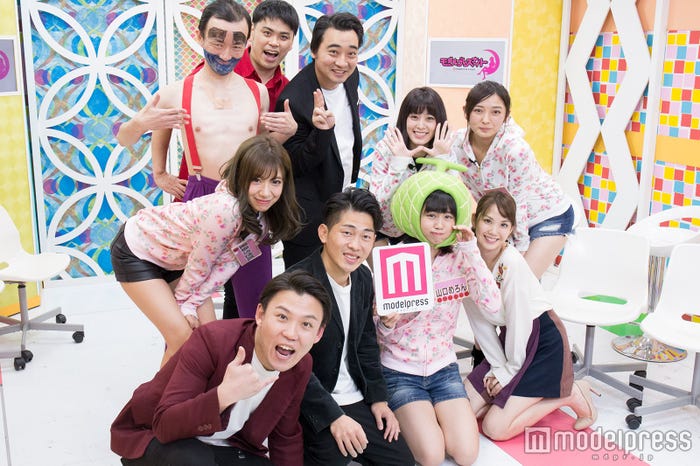くびれ&美脚あらわな花柄ビキニで魅了<深夜のトレンド水着ファッションショー>