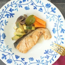 レンチンで作れる!美肌にも嬉しい『サーモンと野菜のワイン蒸し』