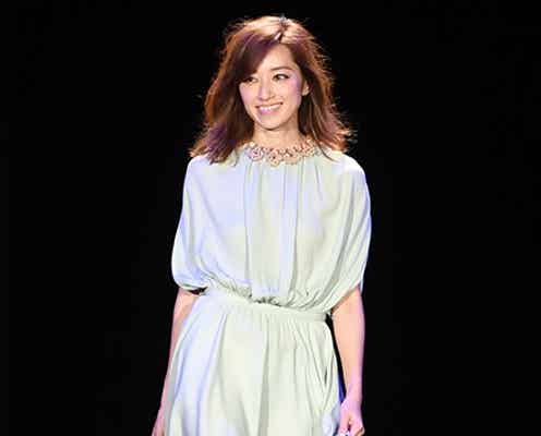 モデル仁香、スラリ美脚で観客魅了 柔らかシフォンワンピで登場