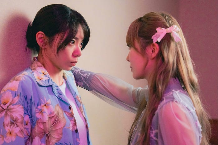 森カンナ、加藤史帆(C)「彩香ちゃんは弘子先輩に恋してる 2nd Stage」製作委員会・MBS/第3話より