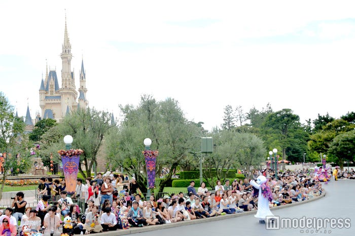 パーク内に詰めかけたゲストたち(C)モデルプレス(C)Disney