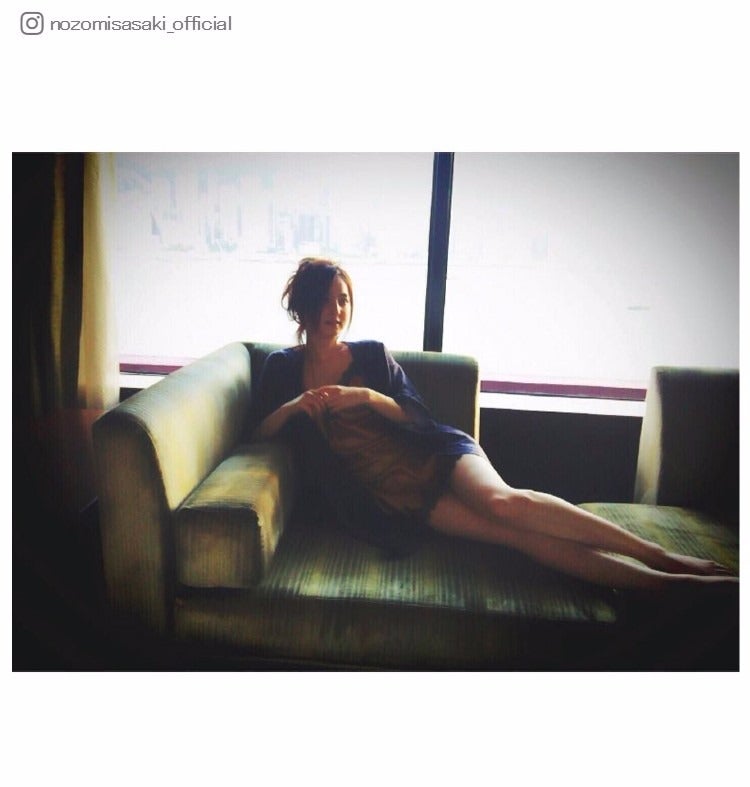 佐々木希、大胆美脚を披露　妖艶ショットにファン悶絶「色っぽすぎ」「エロいのに上品」