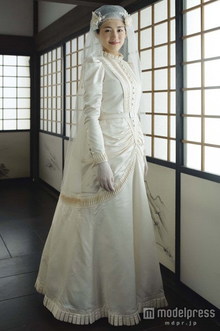 純白のウエディング姿に身を包んだ綾瀬はるか（C）NHK