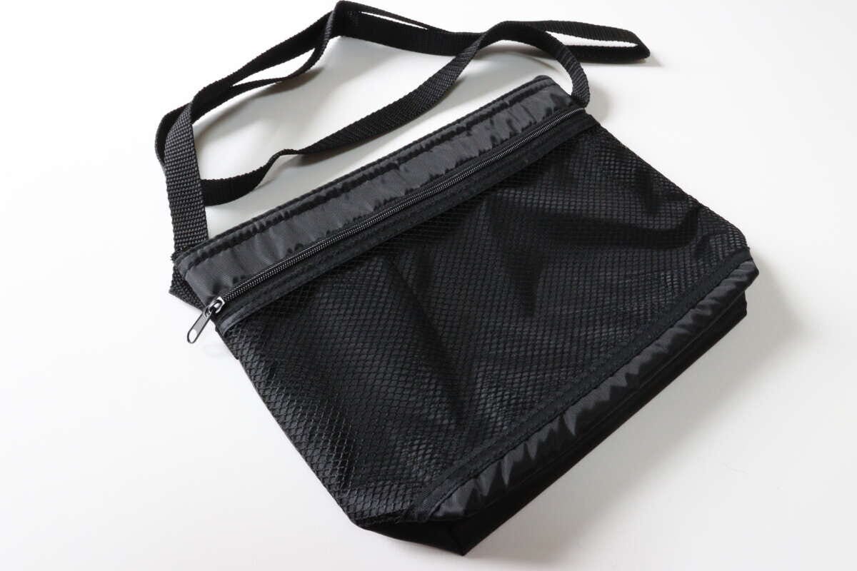 ダイソー ポケット付ショルダーバッグ(内側アルミシート付、ブラック) ダイソーのポケット付ショルダーバッグ(内側アルミシート付、ブラック)のビジュアル