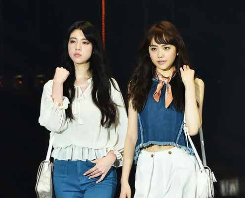 “みよまつ”三吉彩花&松井愛莉、双子コーデで2ショットランウェイに歓声<TGC2016 S/S>