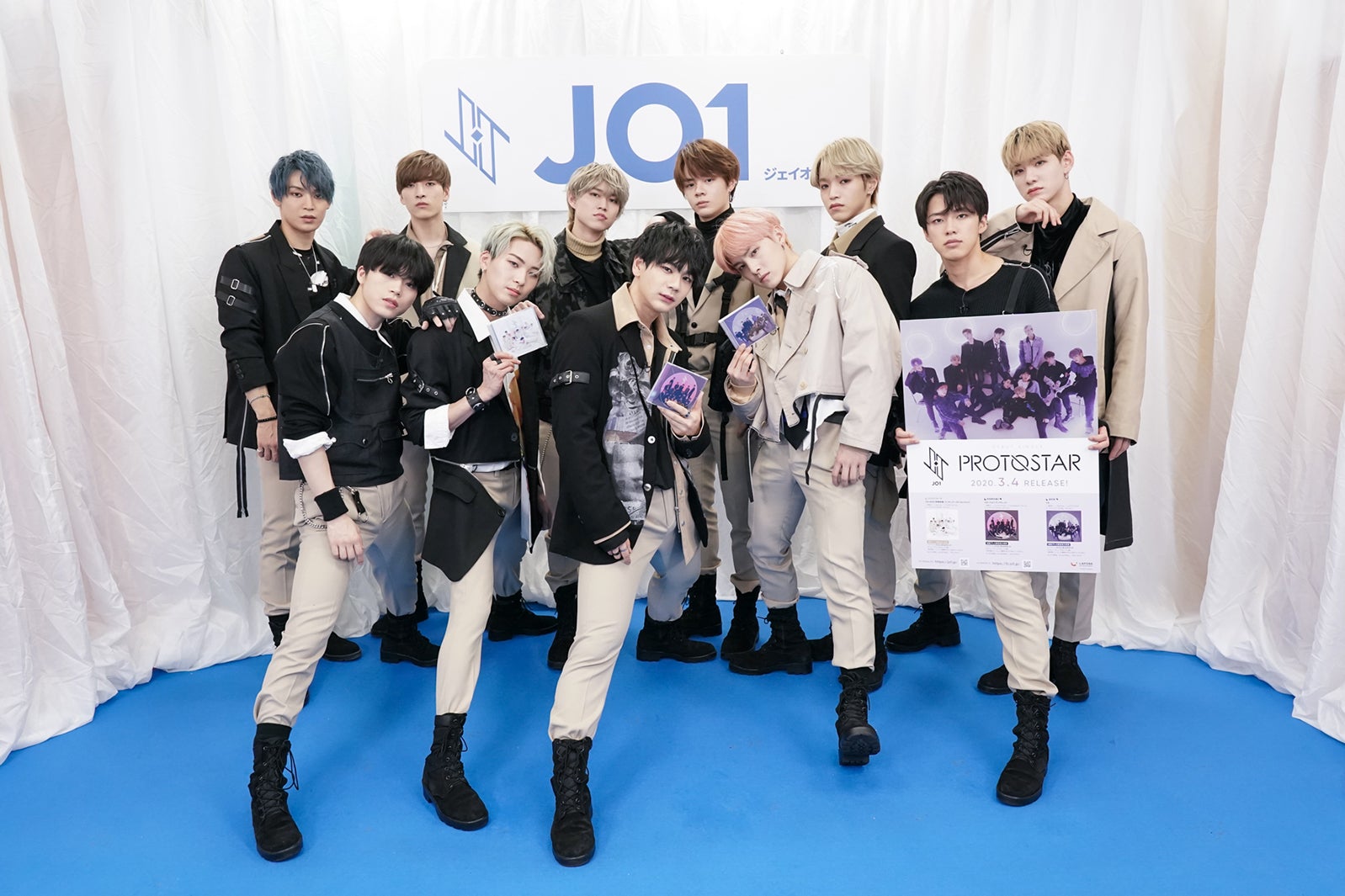 JO1（後列）與那城奨、金城碧海、白岩瑠姫、鶴房汐恩、大平祥生、佐藤景瑚（前列）木全翔也、川尻蓮、豆原一成、川西拓実、河野純喜（C）LAPONE ENTERTAINMENT 