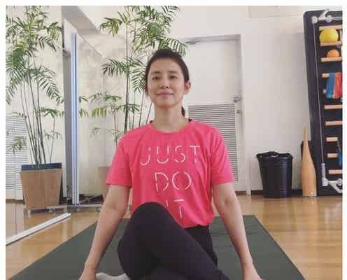 石田ゆり子、ストレッチポーズ話題に「複雑で難しい」「いつまでも素敵」の声
