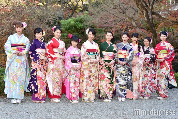 (左から)藤田ニコル、小芝風花、吉本実憂、本田望結、剛力彩芽、武井咲、河北麻友子、高橋ひかる、岡田結実、是永瞳(C)モデルプレス