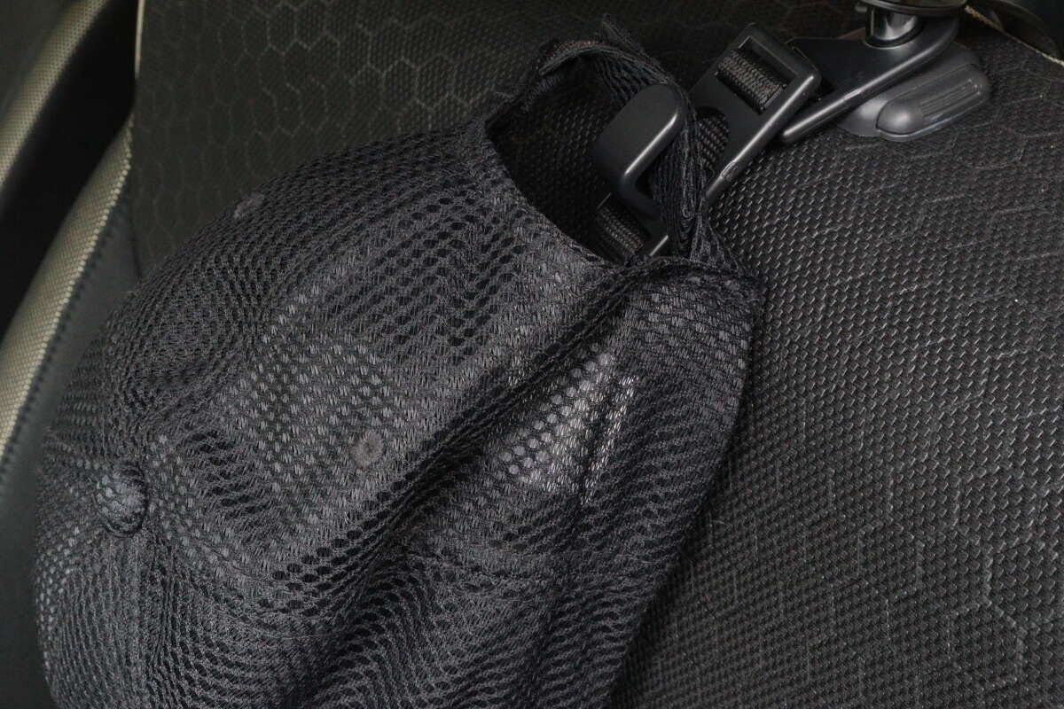 ヘッドレスト用お買い物フックに黒いメッシュキャップが掛けられている ヘッドレスト用お買い物フックに黒いメッシュキャップが掛けられている