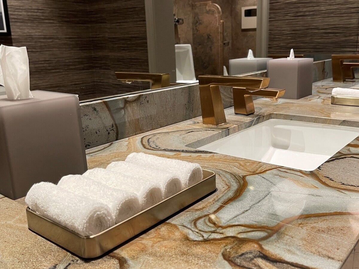 手を拭くタオルがきれいに並べられている