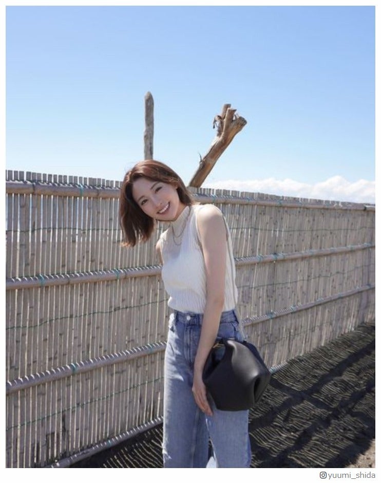 志田友美、娘との海辺での2ショット公開「すっぴんでこんなに可愛いの」「癒される」の声