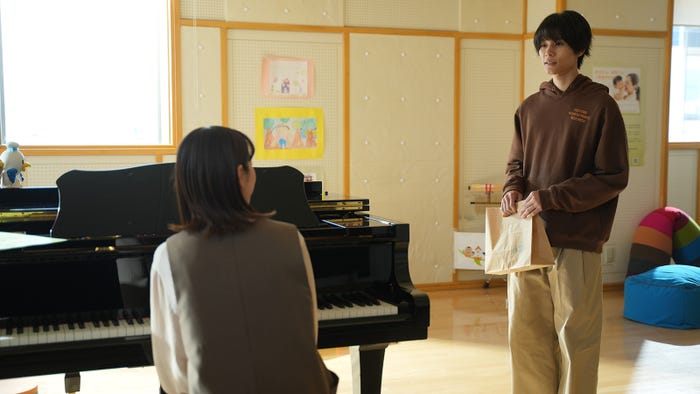 (左から)堀田真由、萩原利久「たとえあなたを忘れても」第6話より(C)ABCテレビ