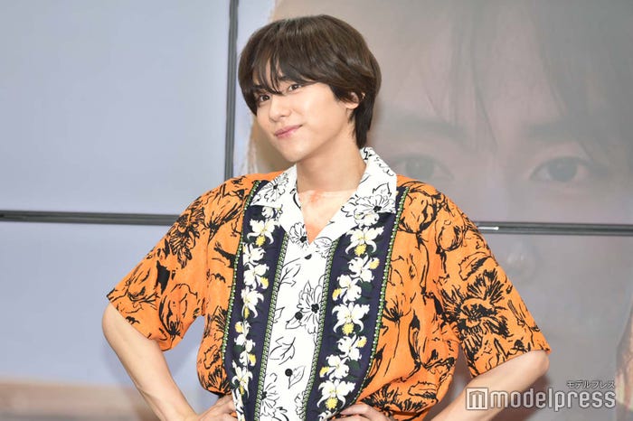 最近のお気に入りポーズという記者からのリクエストに応える山下幸輝(C)モデルプレス