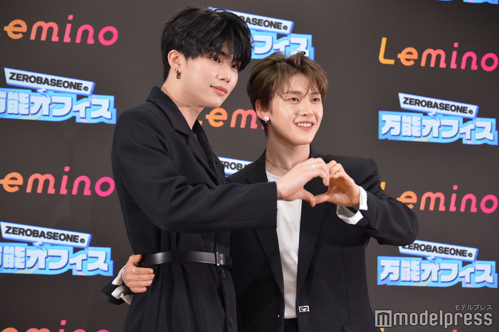 ハートポーズではお互いの腰に手を回すパク・ゴヌク、ソク・マシュー（C）モデルプレス