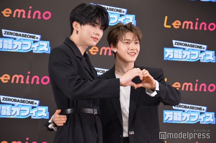 ハートポーズではお互いの腰に手を回すパク・ゴヌク、ソク・マシュー(C)モデルプレス