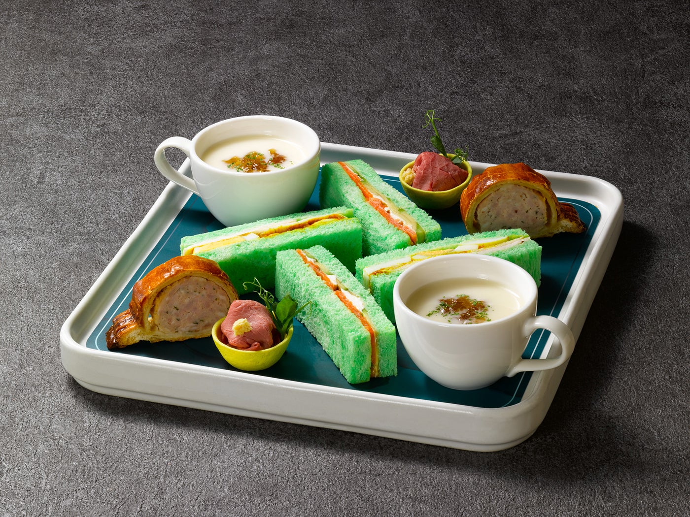 モリーのサンドウィッチセレクション、ビシソワーズ、ローストビーフタルト、スコーン／提供画像