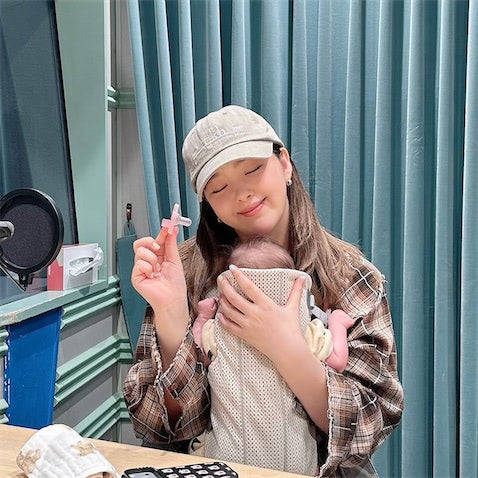 藤田ニコル、我が子を抱いてラジオ復帰 6年前との“比較”ショットを公開