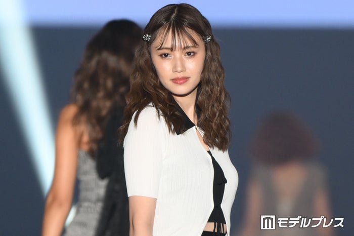 出川ガール・塚本恋乃葉、スリット入りミニスカから美脚披露「大人っぽい」「スタイル最高」の声