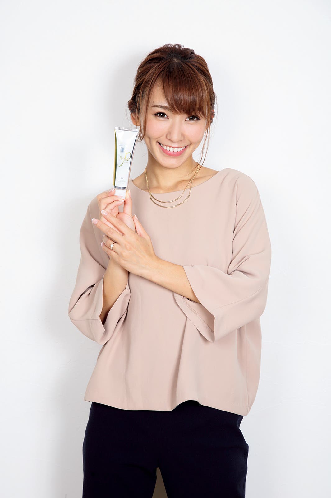 「アパガード プレミオ」を使用した読モブロガー・渡辺静香さん(画像提供:セブン&アイ出版)