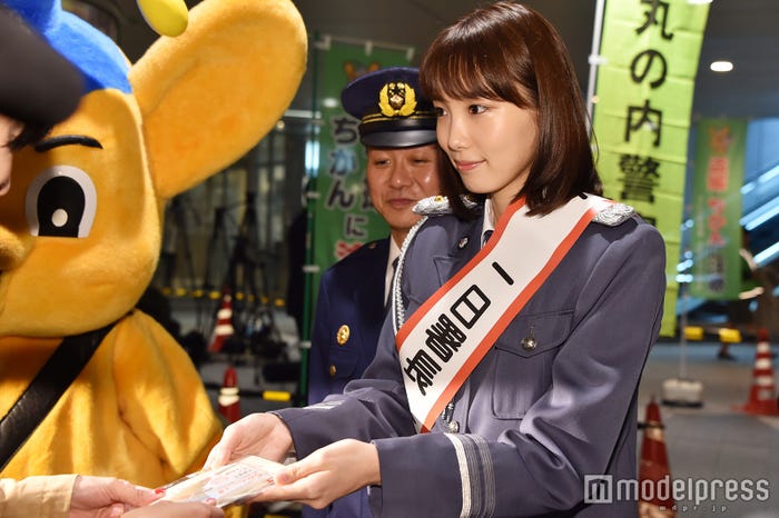 通行人にチラシを配布する飯豊まりえ (C)モデルプレス