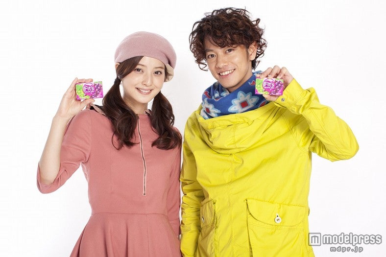 ロッテガム「Fit’S」の新CM「うしろまえ」編に出演する佐々木希、佐藤健