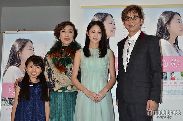 (左より)高橋美波、山村美智、吉本実憂、山寺宏一