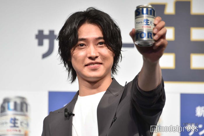 新商品で乾杯する山崎賢人 (C)モデルプレス