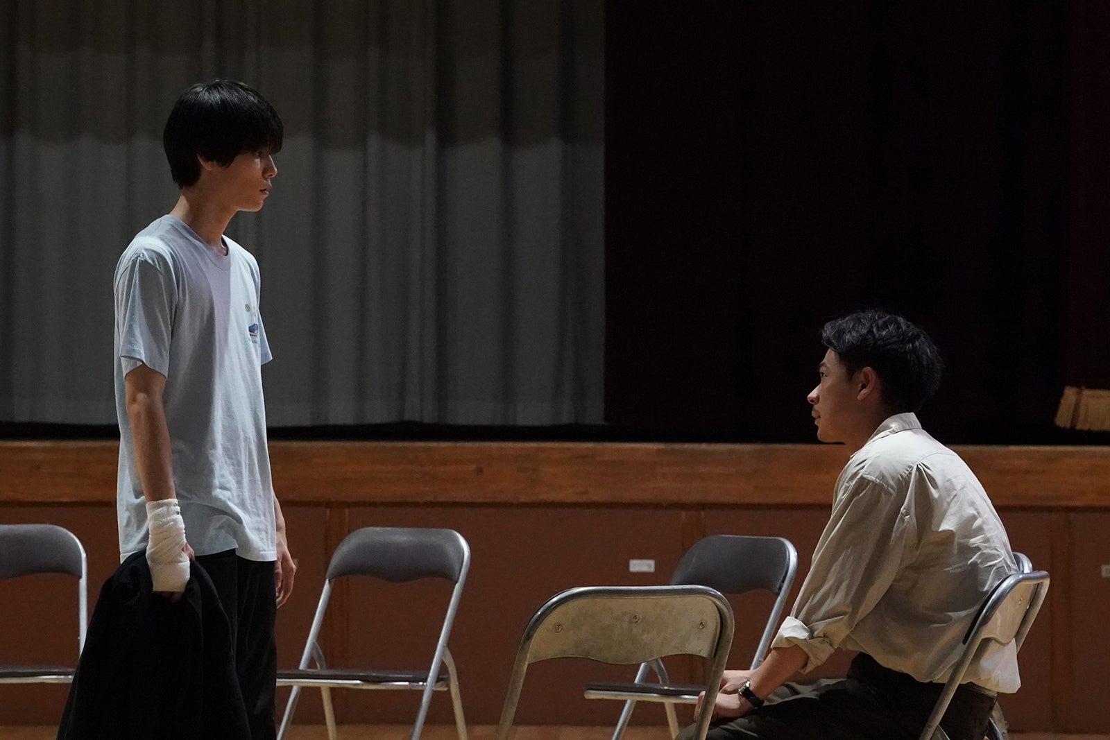 萩原利久、成田凌「降り積もれ孤独な死よ」第3話より（C）井龍一・伊藤翔太／講談社（C）ytv