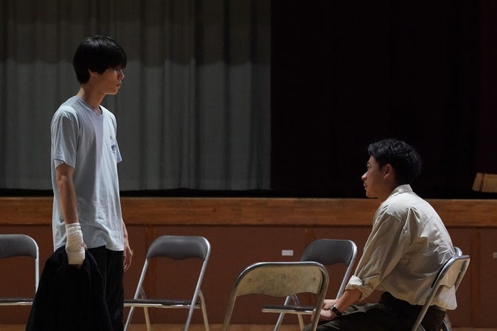 萩原利久、成田凌「降り積もれ孤独な死よ」第3話より(C)井龍一・伊藤翔太/講談社(C)ytv