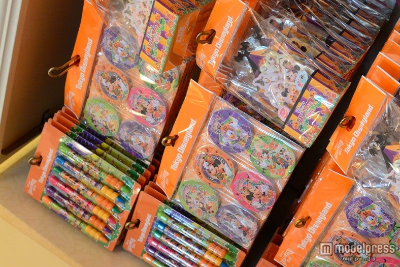 メモ帳やボールペンなど文房具が並ぶ