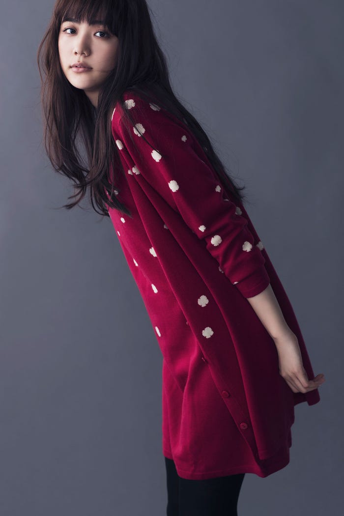 インターシャプチピボワンヌカーディガン¥11,900(税抜)、インターシャプチピボワンヌニットドレス¥10,500(税抜)/以上セットプルミエ バイ ケンゾータカダ タイツ/私物(C)TOPLOG