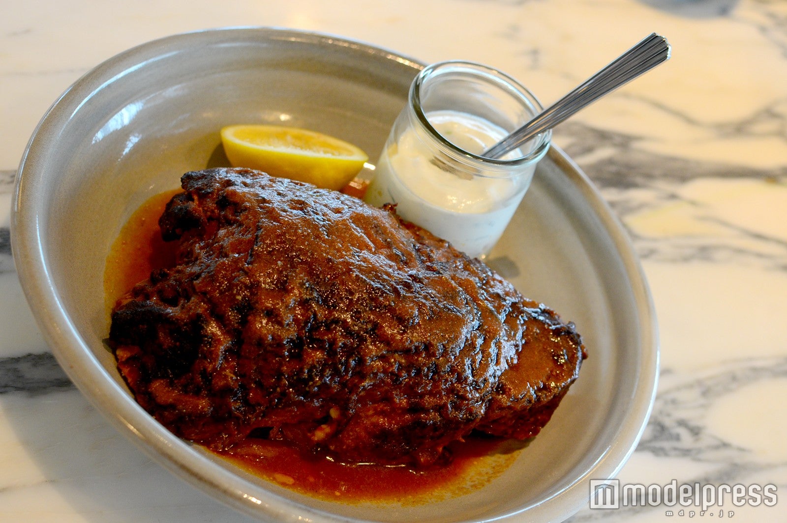 ラムショルダー ザジキソースとレモン（C）モデルプレス