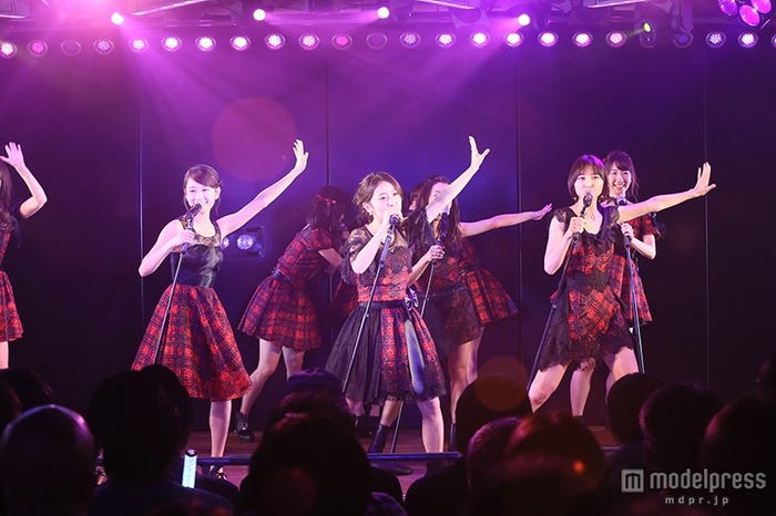 前田敦子、大島優子、篠田麻里子(C)AKS