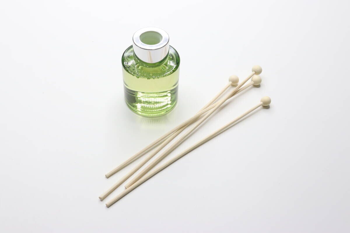 ダイソーのボールスティックディフューザー（50mL、ウッド）のビジュアル