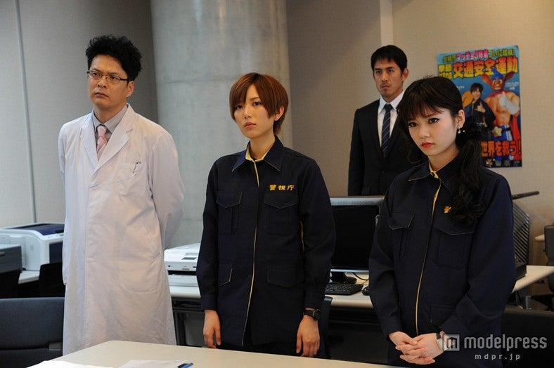 （手前左から）田中哲司、光宗薫、島崎遥香／（C）2013 劇場版「ATARU」製作委員会