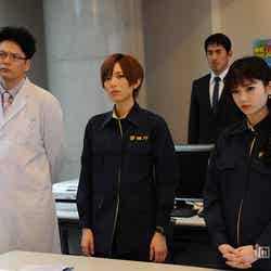（手前左から）田中哲司、光宗薫、島崎遥香／（C）2013 劇場版「ATARU」製作委員会