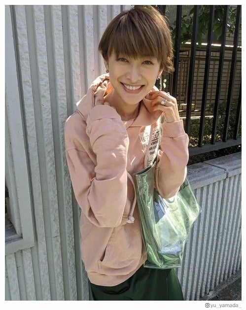 山田優、夫・小栗旬のパーカー着こなす「papaのを借りた」