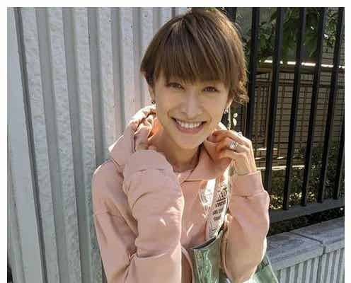 山田優、夫・小栗旬のパーカー着こなす「papaのを借りた」