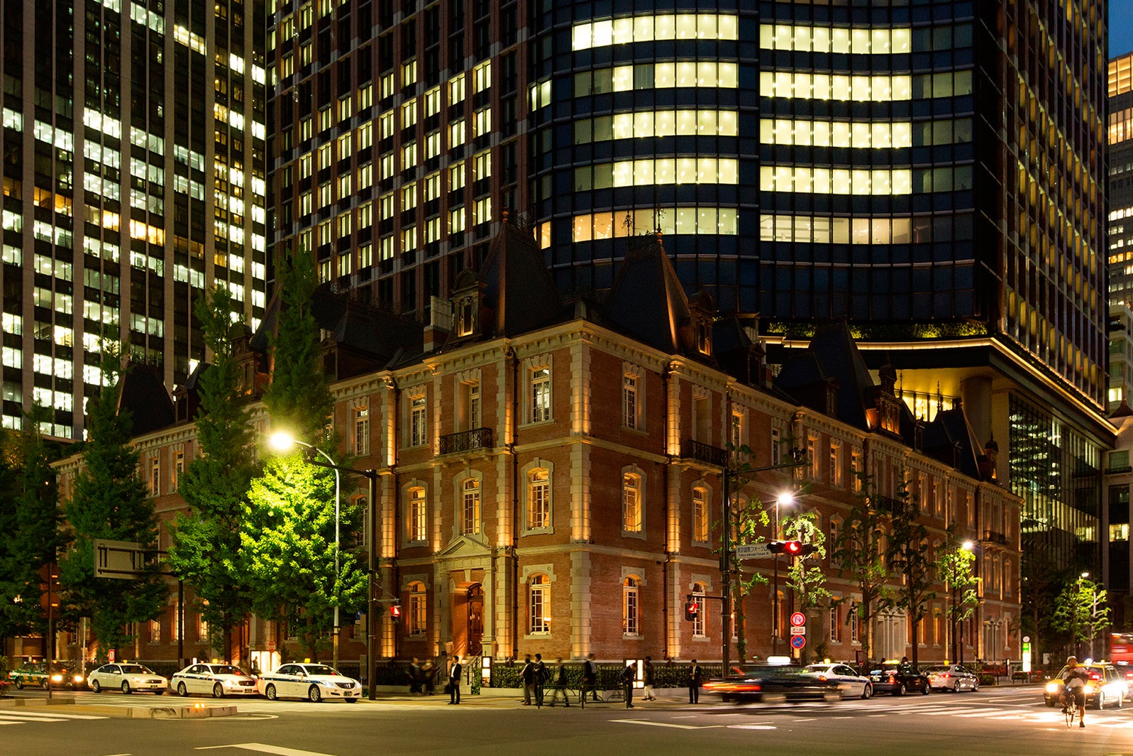 夜間ライトアップされた姿も素敵／画像提供：三菱一号館美術館