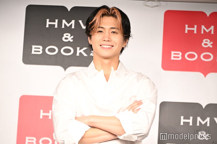 白シャツで爽やかに登場した瀬口黎弥(C)モデルプレス